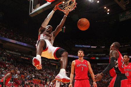 勒布朗詹姆斯扣篮视频,震撼篮筐的空中霸主风采