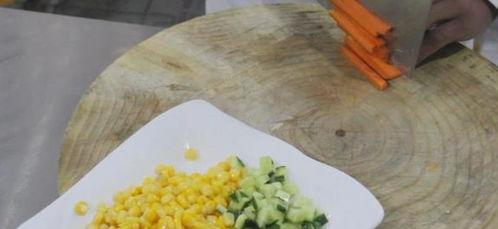 玉米烙的家常做法视频,金黄酥脆，美味简单一学就会